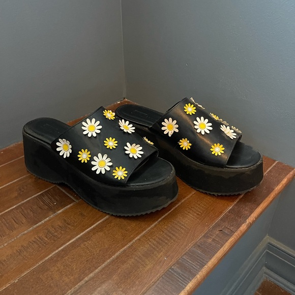 Retro Daisy Black Platform Shoes - Picture 3 of 6